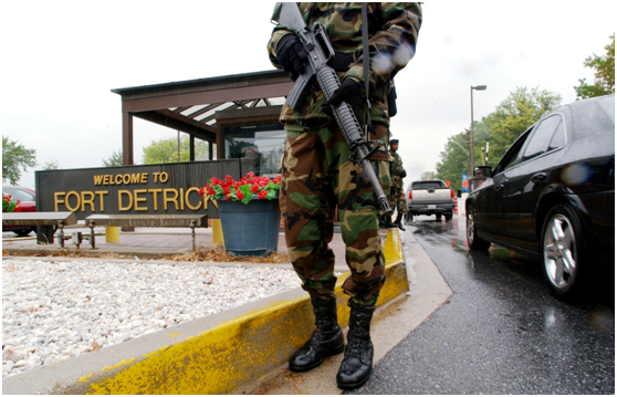 持枪军人在德特里克堡美国陆军传染病医学研究所外站岗。