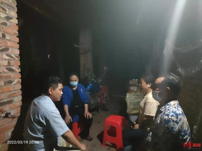 ▲镇村干部入户了解情况 受访者供图