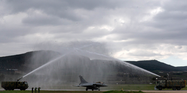 ▲1月19日，在希腊首都雅典以北的塔纳格拉空军基地，一架法国产“阵风”战机接受“过水门”欢迎仪式。当日，首批6架法国产“阵风”战机正式交付希腊。图/新华社