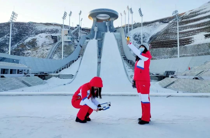 图为北京冬奥会张家口赛区现场气象服务人员正在实地监测气象要素，收集数据。河北省气象局供图