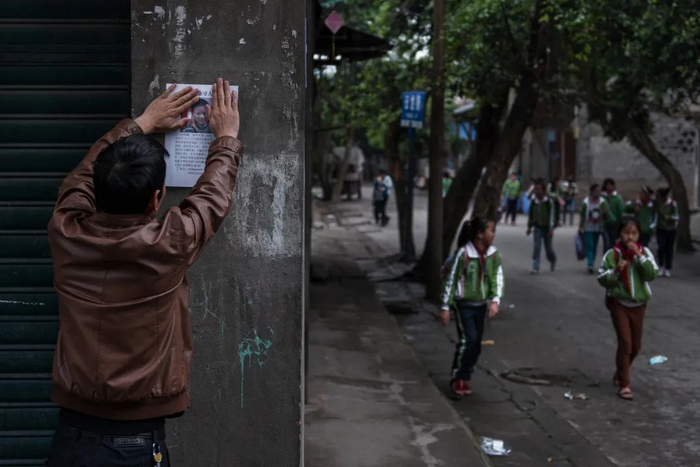 寻找孩子的父母们在孩子丢失的城市里四处张贴寻人启事（图|IC photo）