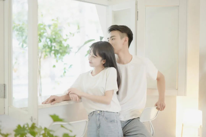 △版型宽松硬挺，上身显瘦