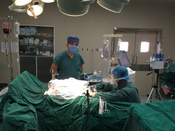 术后跟踪与指导腹腔热灌注化疗的李雁教授（左一）（受访者供图）