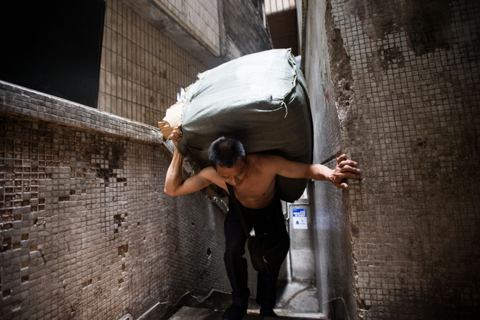 冉光辉喜欢夏天，赤裸上身工作他觉得更方便。许康平摄