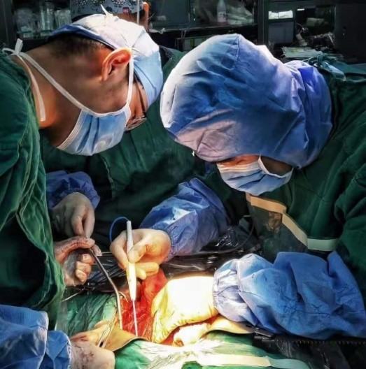 术中主持肿瘤细胞减灭术的李雁教授（右一）（受访者供图）