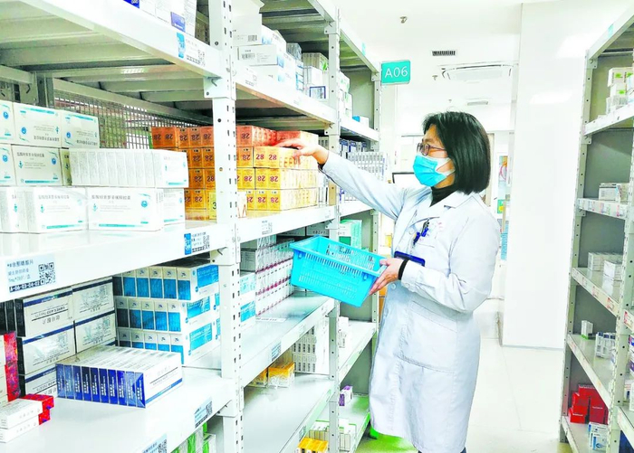 图为重庆市梁平区人民医院医师正在门诊西药房为患者配药。徐芳芳 摄