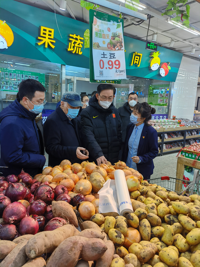 吉林省委常委、长春市委书记张志军在欧亚超市视察商品保供稳价情况。