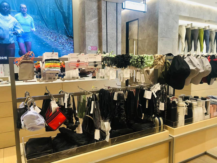 露露乐蒙门店在售的部分配饰。图/新京报贝壳财经记者 王真真 摄