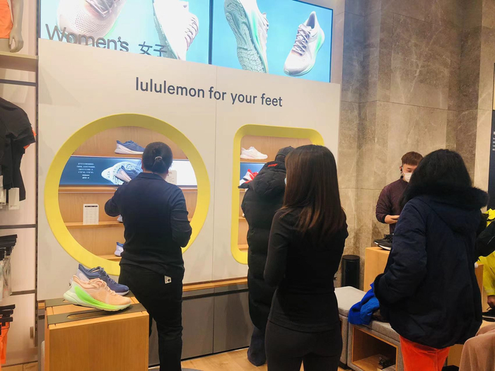 消费者试穿露露乐蒙新鞋。图/新京报贝壳财经记者 王真真 摄