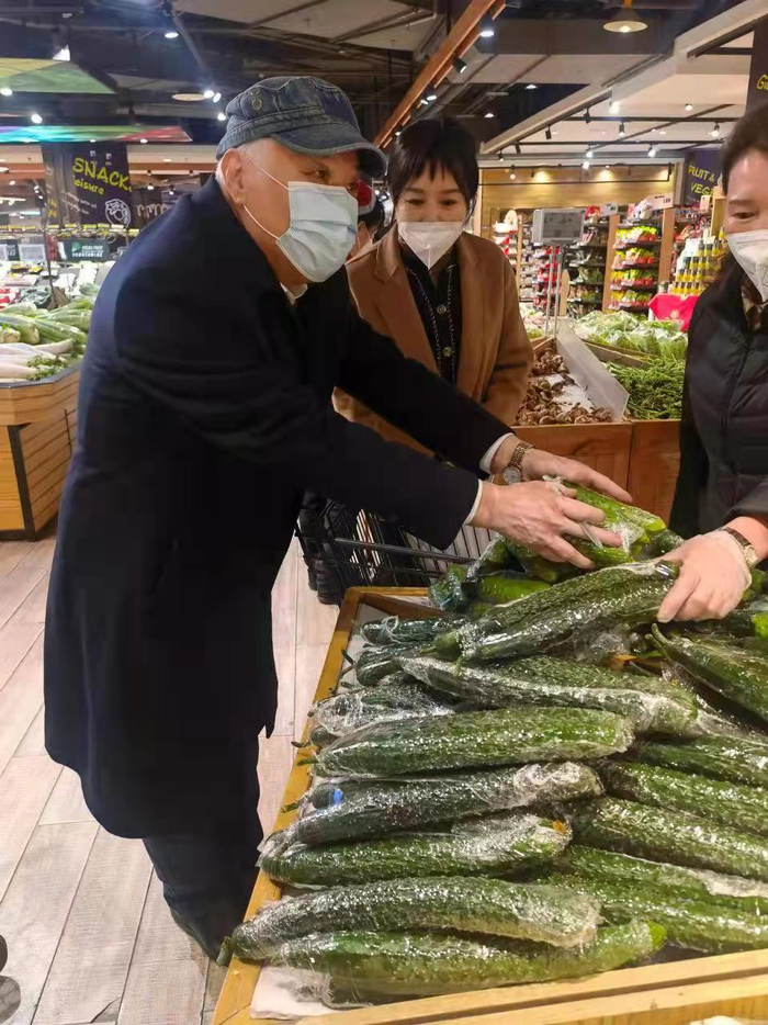 欧亚集团董事长曹和平深入超市经营现场查看商品保供情况。