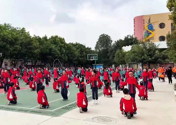 新迎第二小学课间绳操。新迎第二小学供图