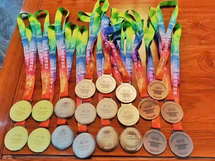 新迎第二小学近年来获得的各类跳绳比赛奖牌。新迎第二小学供图