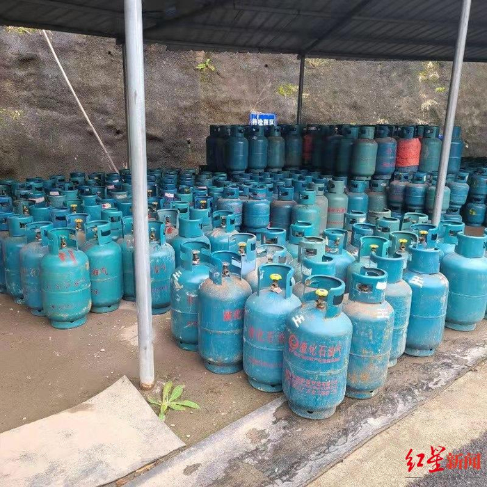 ▲屏山公平液化气公司储罐区。