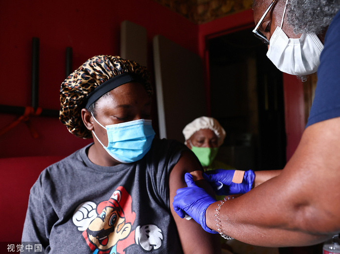 资料图：美国民众在社区接种新冠疫苗。