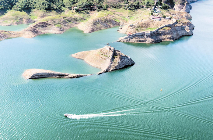     一艘游船驶过潘家口“水下长城”。河北日报资料片