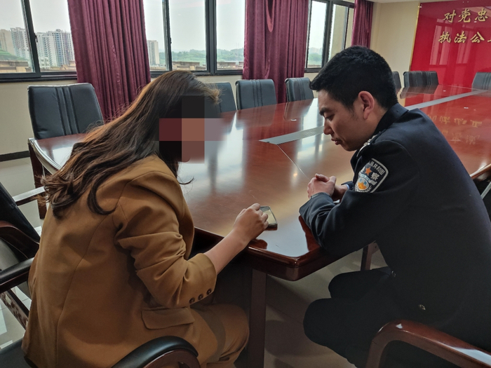 报警人小力（左）介绍事情经过。合川区警方供图  华龙网-新重庆客户端 发