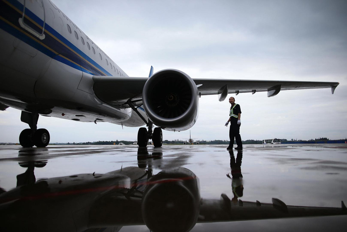 　　▲每次飞行前，机长、副驾驶或者机务人员应核实该飞机状态是否适合本次飞行，并按照详细的检查路线进行外部安全检查。也称“绕机检查”