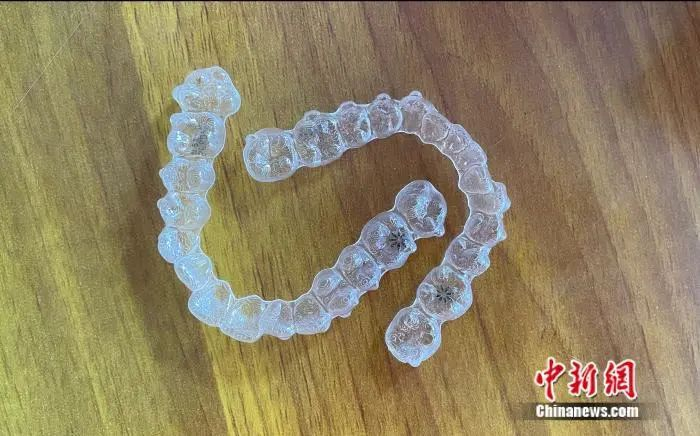 牙齿矫正患者的一副“隐形”牙套。中新网 张依琳 摄