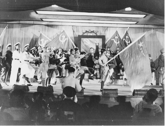     《人民胜利万岁》在中南海政协会场演出照片