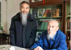 　　张庆芳与恩师孙菊生合影，从青丝到白发，无须到长髯