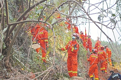 图为工作人员在东航MU5735客机坠毁事故现场搜索黑匣子。新华社记者 周华 摄