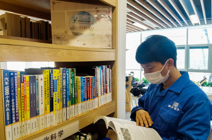     职工阅读产业方面的书籍。 吴忠祥 摄