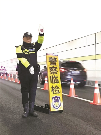     民警执勤