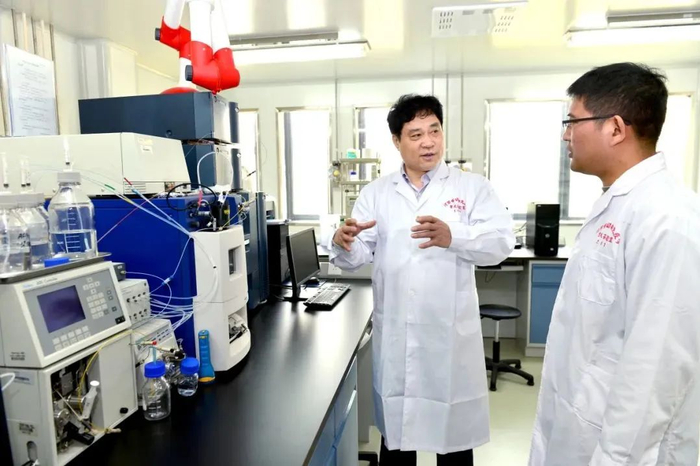 龙湖现代免疫实验室主任张改平院士