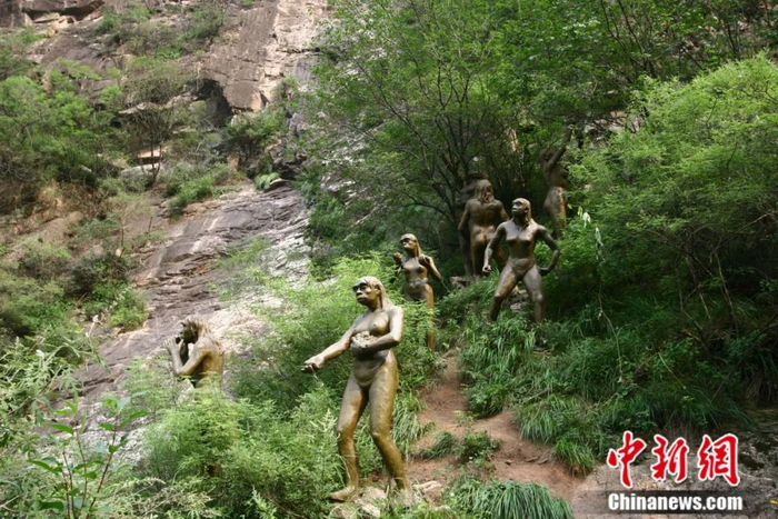 “猿人采摘”雕塑。中新社发  张永祥 摄