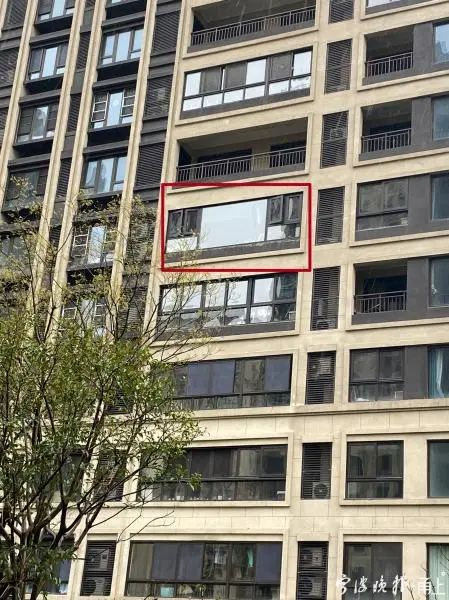 镇海庄市街道某小区阳台窗户有移窗也有推窗（红框标注）