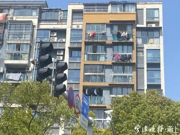 鄞州一小区阳台窗户均为移窗