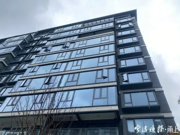 小区阳台窗户均为一种款式