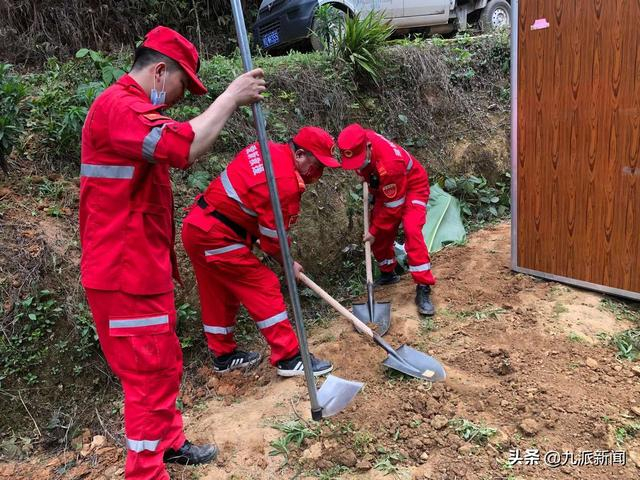 李绍海和队员搭建临时设施。图丨受访者供图