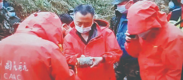 这是被发现的一部东航MU5735航班黑匣子（视频截图） 图据新华社