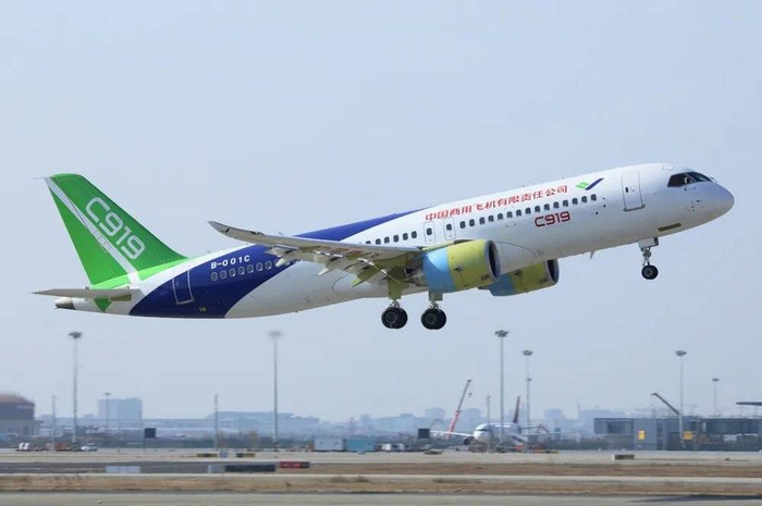 C919首飞 图源：Wikimedia