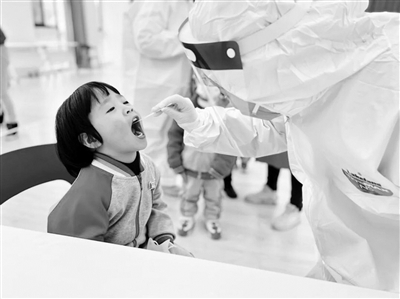     正在做核酸检测的小朋友。 通讯员供图