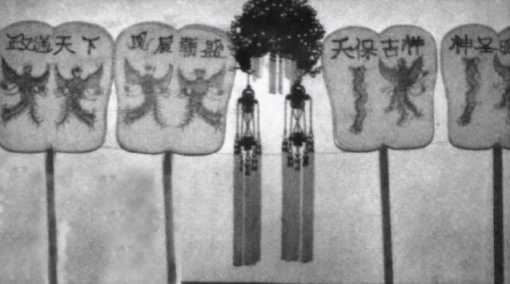 ▲“女皇”的凤冠与凤驾