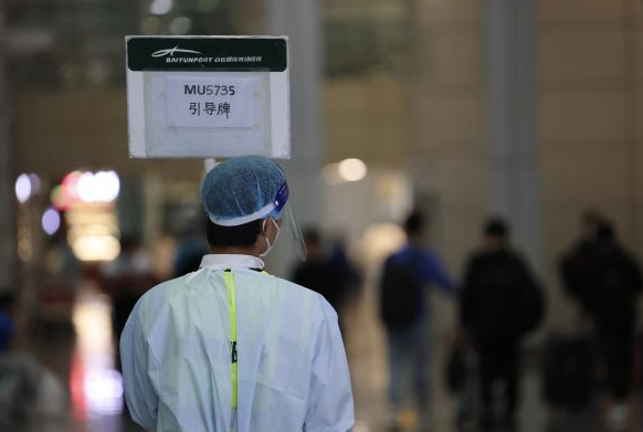 ▲3月21日，广州白云机场，工作人员引导MU5735航班乘客家属集合