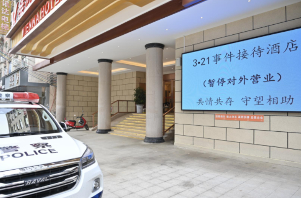 ▲3月22日，广西梧州市藤县一酒店，外墙电子屏显示该酒店暂停对外营业。