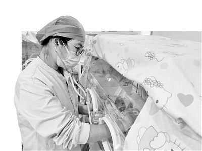     医生对患儿进行治疗。  通讯员供图