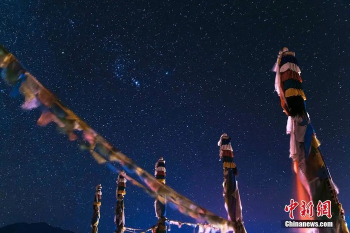 西藏江孜，星空与经幡柱。 金梓江 摄