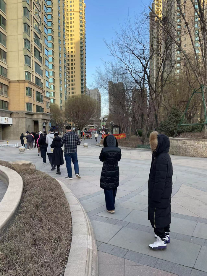 图为南京南街一小区居民排队进行核酸检测 本报记者宋维东摄