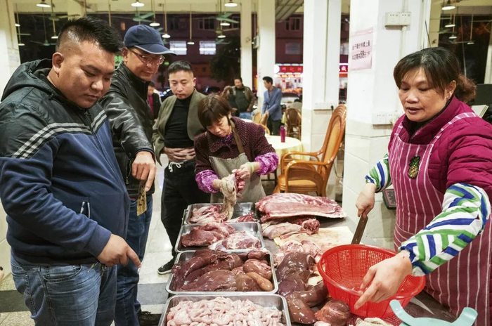 ▲只有这样利落的大婶，才能对付得了这么多食客（常缓山 摄）