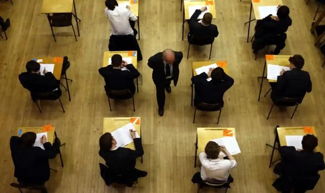 英国大学入学考试现场。图源：《卫报》