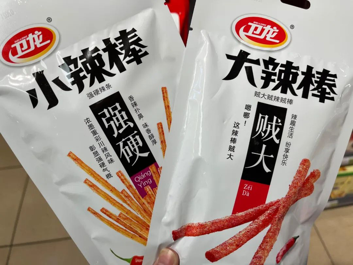 卫龙辣条包装上，“强硬”、“贼大”等字眼十分醒目。图/余源 摄