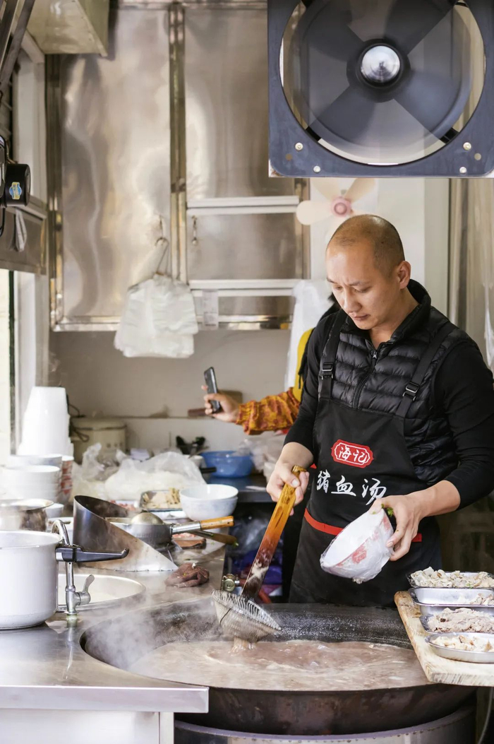 ▲李德海开的这家“海记猪血汤”，平常也接外卖单子（常缓山 摄）