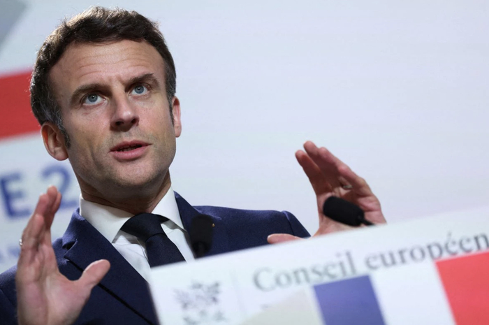 ↑法国总统马克龙表示，不应该通过“言论”造成俄乌冲突升级。