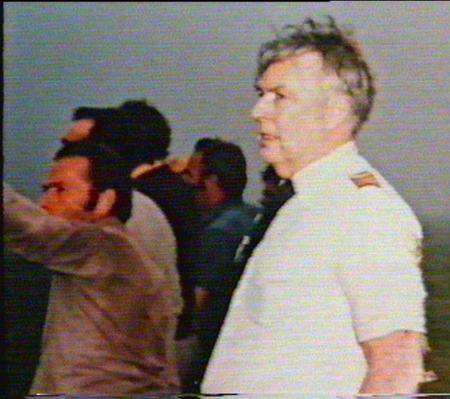 跳下飞机幸存后，望着消防队员救火的维克多机长