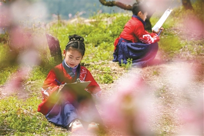     学生在创作。（蒋攀 顾光辉 摄） 