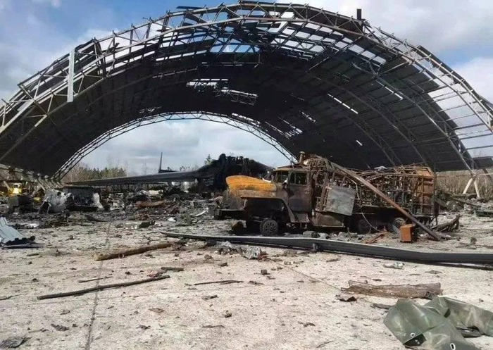 被炮火摧毁的安-225机库